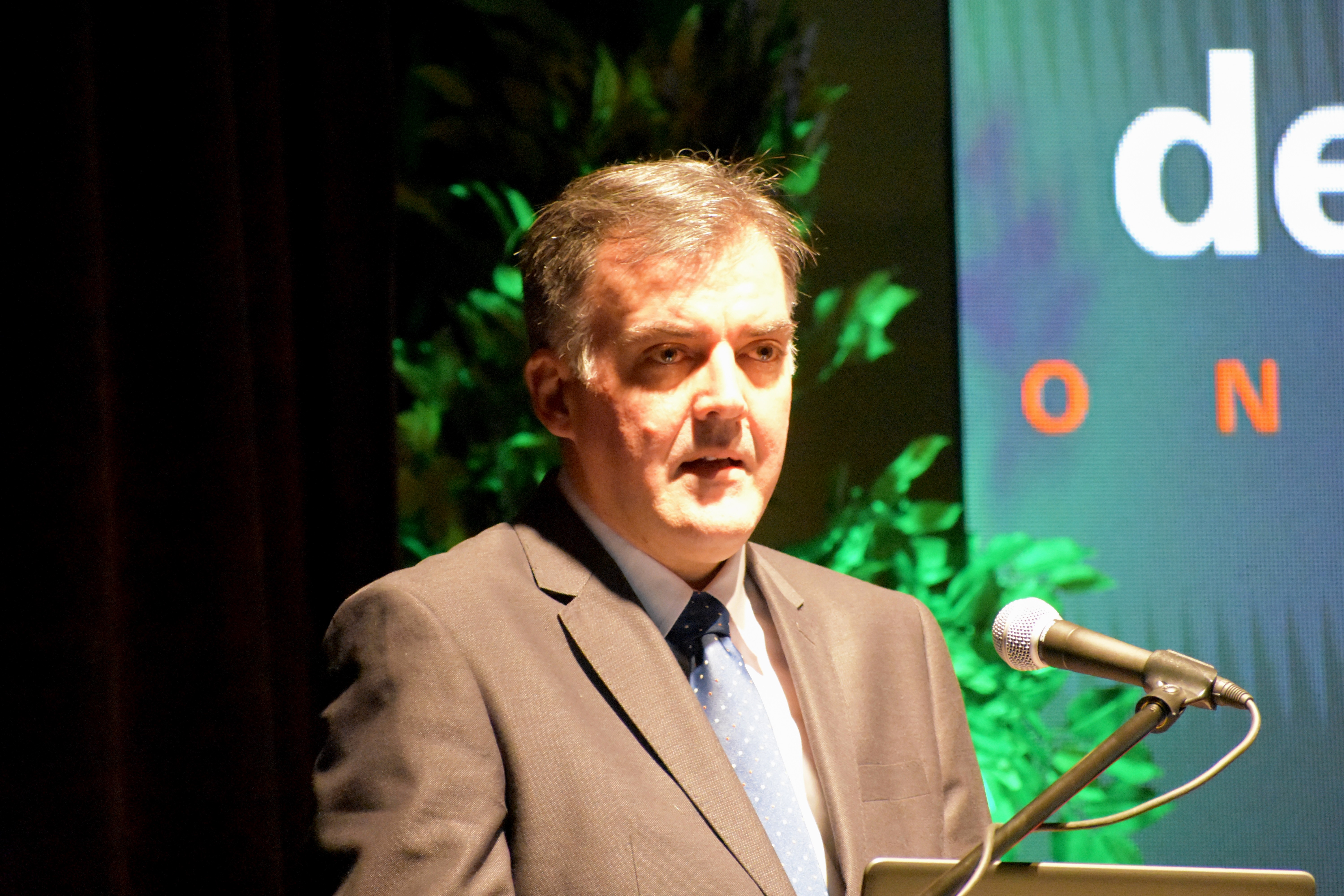 </p>
<h2><b>Dr. Mauricio Cuello</b></h2>
<p>