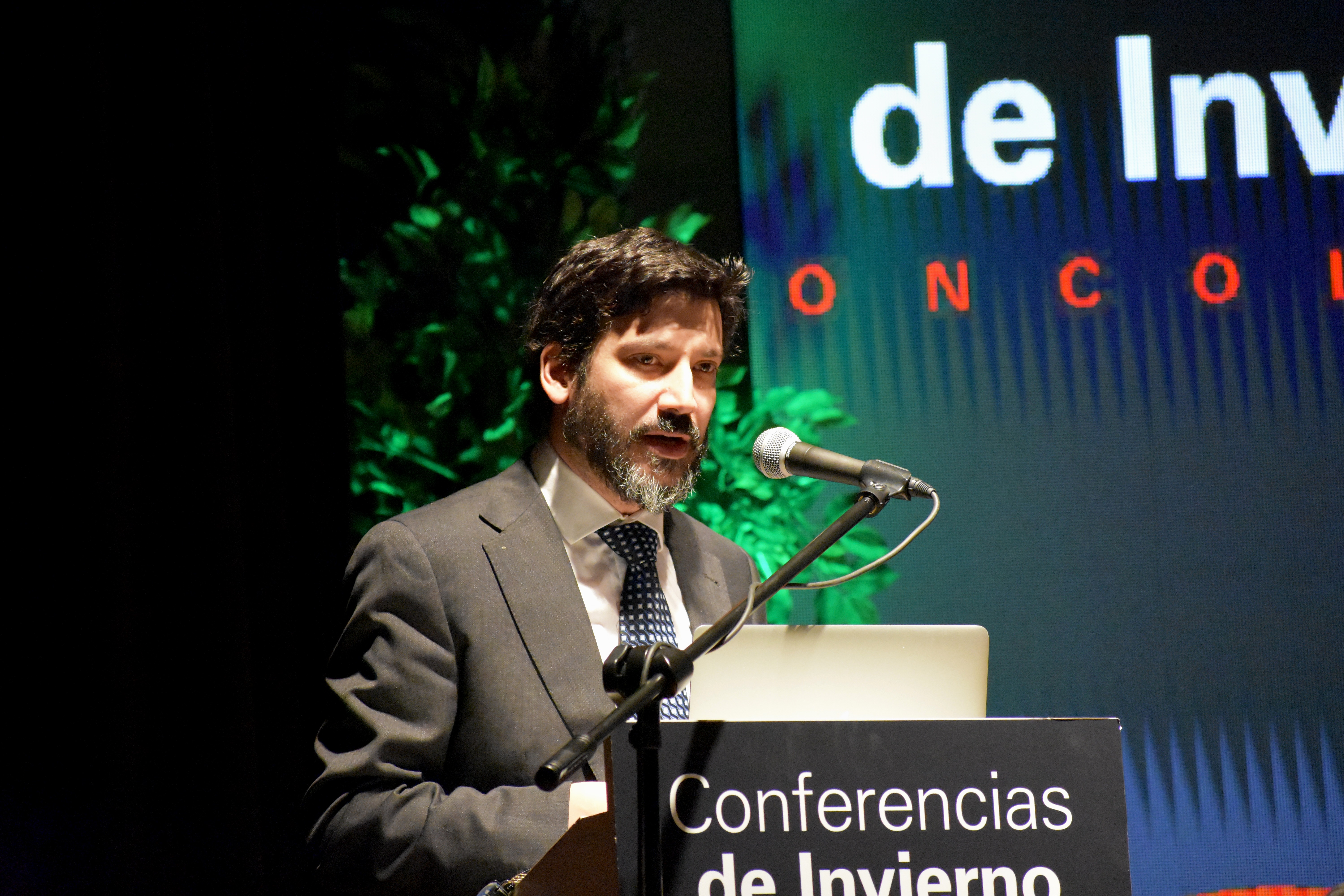 </p>
<h2><b>Dr. Luis Ubillos</b></h2>
<p>